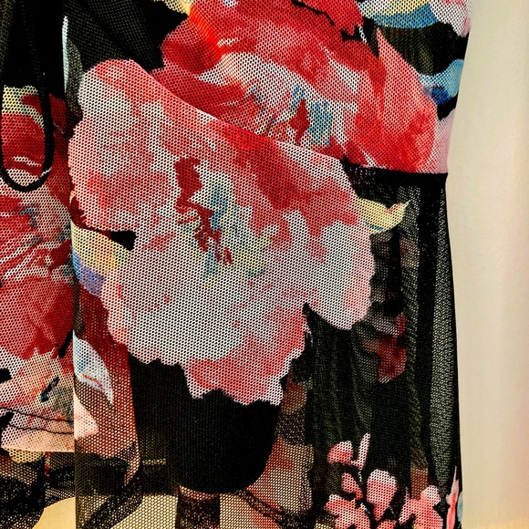 Guess, pretty floral blouse🥰looks great with pants or skirt - Picture 2 of 4